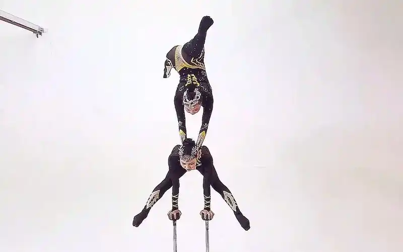 蒙古玫瑰马戏团女孩双人柔术软功表演