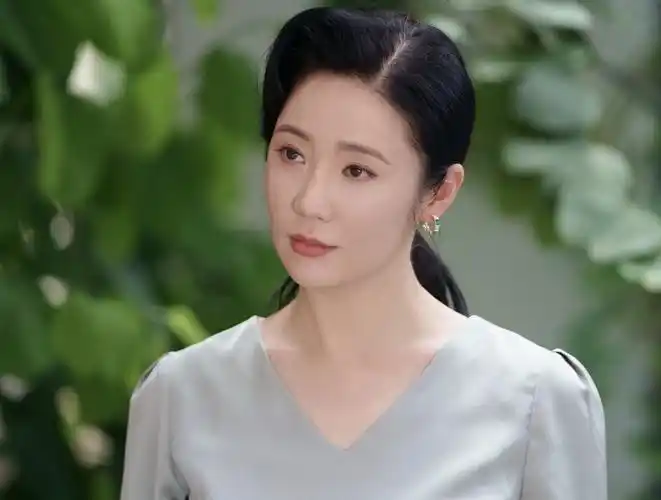 和章子怡梅婷等人并称八大金钗42岁张彤开直播一派岁月静好