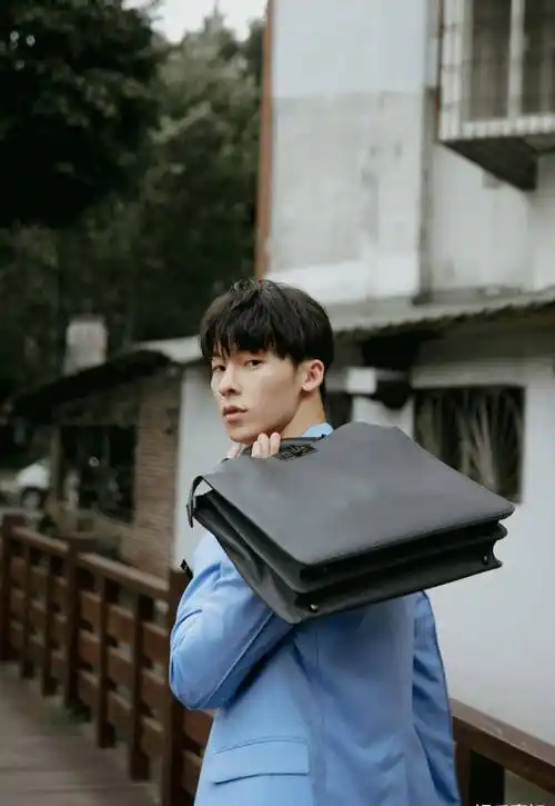 许光汉最新写真释出,蓝色西服,干净,治愈,帅气,清俊男友气质_造型_穿