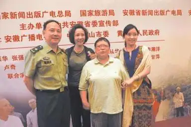 邓小平的女儿邓林和卢奇合影"全家福".