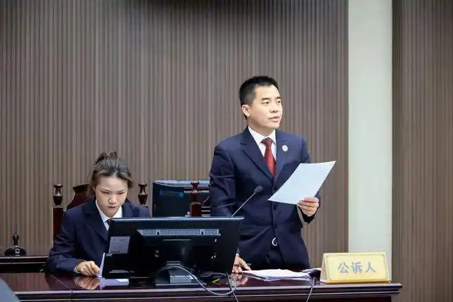 检察官蒋儒博出庭支持公诉此外,通过释法说理,证据开示打消陈彬的