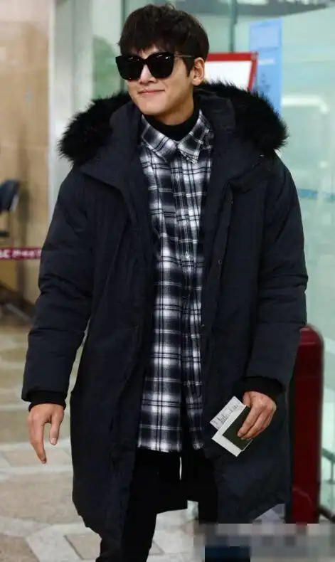 池昌旭黑超遮面现身机场 笑容温暖频挥手[组图]