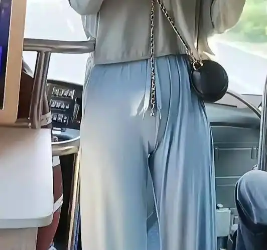 女导游穿紧身裤讲解"风土人情",私处凹凸不平,被人诟病!