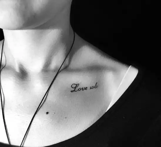 女生锁骨上的小清新英文纹身