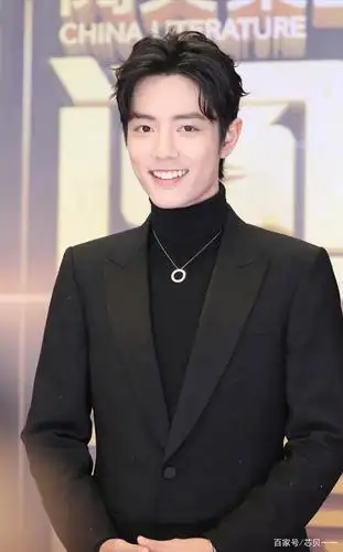 肖战黑色西装照片,优雅高贵英俊潇洒的少年郎