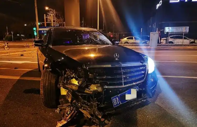 事故现场的受损机动车,事发后司机不知去向.北京公交警方供图