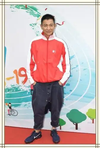 刘德华不服老!57岁穿吊裆裤配小白鞋,打扮的比小鲜肉还时髦!