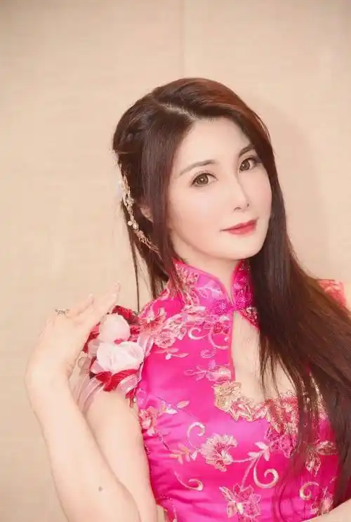 中国台湾女星杨丽菁出席活动秀粉红色旗袍高雅大方非常吸睛