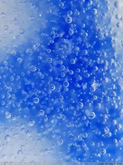 霁蓝釉高颈瓶微观放大100倍,看到分布有层次均匀的大,中,小气泡不太