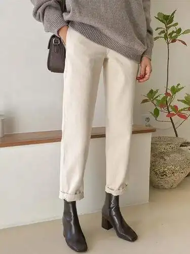 白色的裤子要配什么颜色的鞋子呢