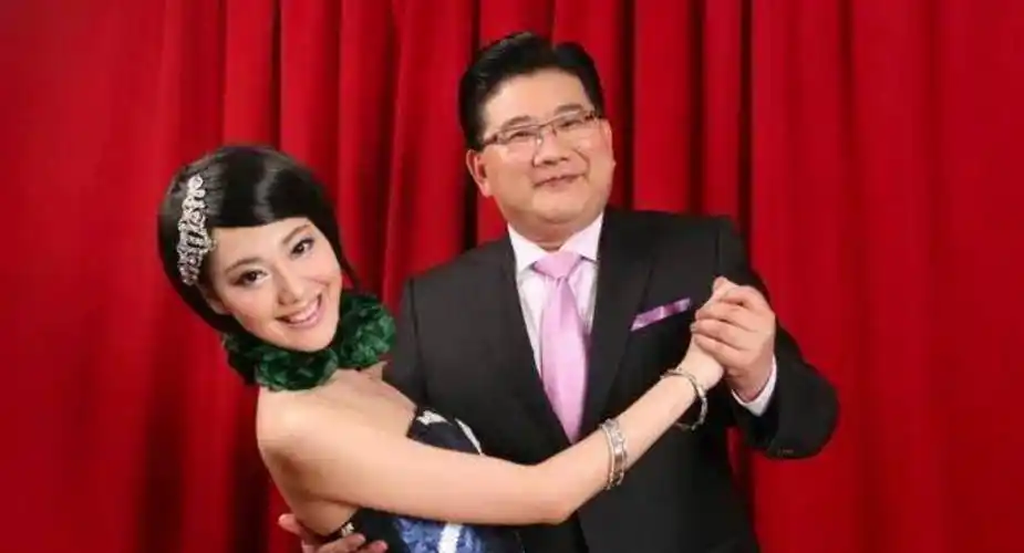 央视主持王冠:和曹可凡传绯闻,被母亲催婚,38岁未婚也幸福