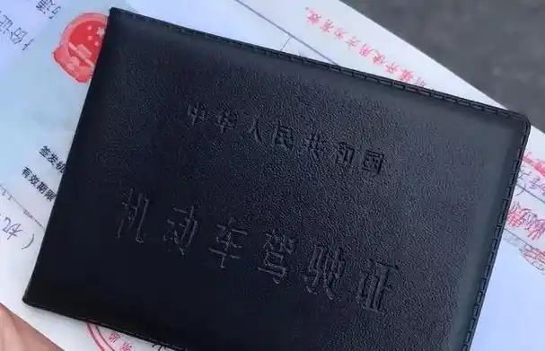 其实,驾驶证一共有十多种类型,常见的有a,b,c三类驾驶证,另外还有d,e