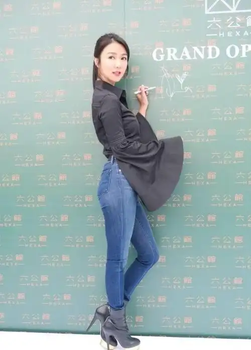 薛凯琪只能看他的脸,又肥又宽的臀部让人不敢直视!