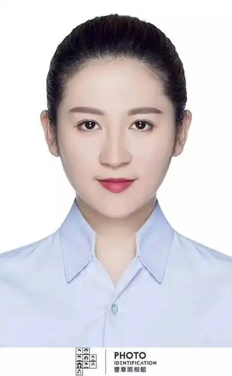 教师资格证电子版照片要求:(1)本人近6个月以内的免冠正面证件照;不