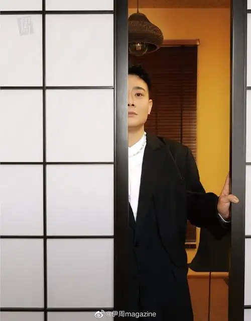 伊周杂志四月刊封面栾云平高筱贝