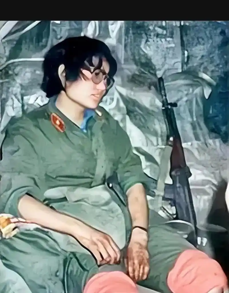 这是一张1986年老山前线的照片,记录了一名女兵刘亚玲完成对伤员的