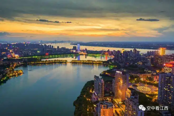 6月14日,航拍九江市主城区壮丽晚霞.