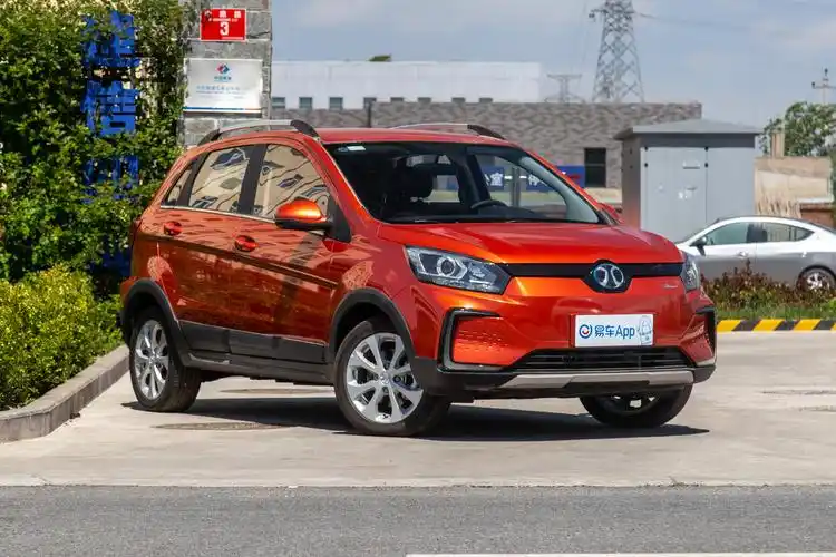 先看下北汽新能源ec5的外观,北汽新能源ec5车头设计显得比较动感活泼