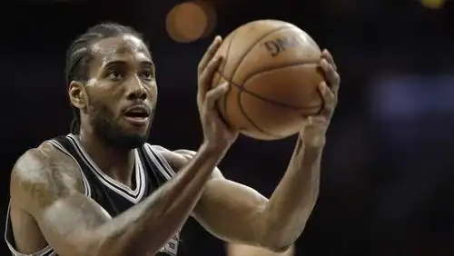 伦纳德的手到底有多大?看看以下几张图你就知道了