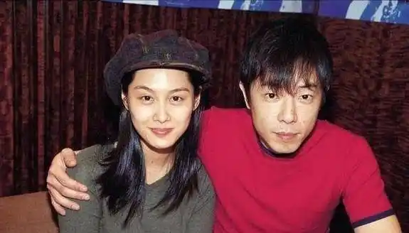 朱茵最终还是嫁给了自己的盖世英雄,嫁对了人,每天都是小女孩_黄贯中