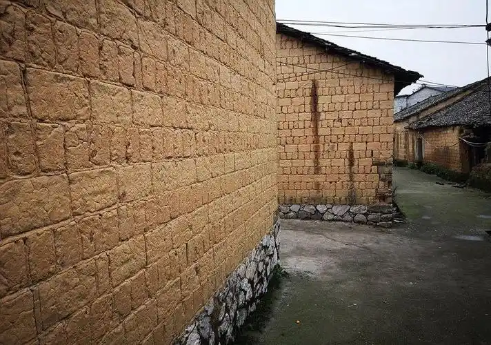 以前,农村建土砖房时,几天功夫就能将主体建好.