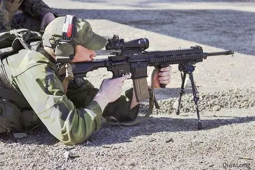 正在使用m27 iar自动步枪射击的瑞典海军陆战队士兵.