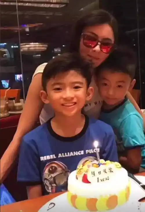 不变的是,他还是那么粘妈妈,跟弟弟谢振南的感情也非常好.