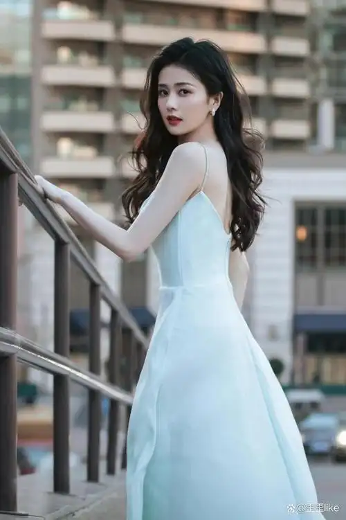 那么漂亮的小仙女,张嘴大笑好毁形象啊,从此就变成了一个搞笑的女孩