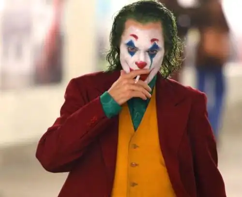 《小丑》一片的导演是托德·菲利普斯,主角是杰昆·菲尼克斯.