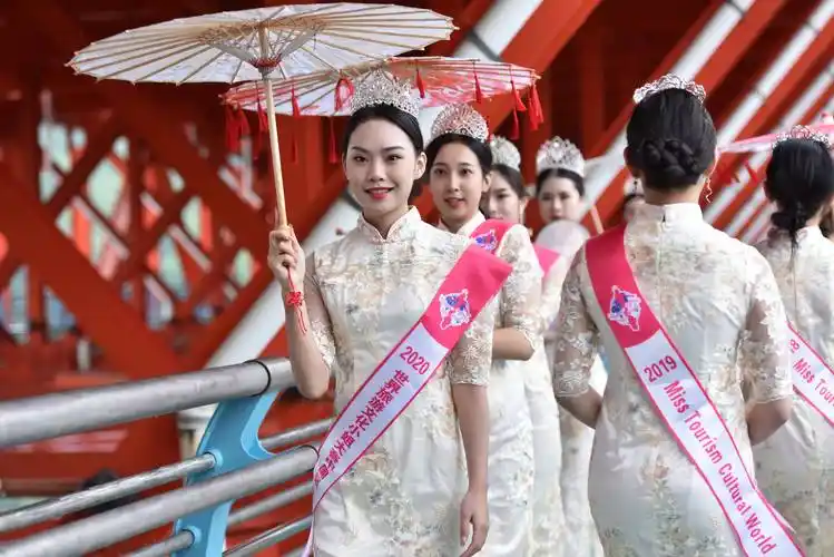 矮寨大桥上演世界旅游文化小姐"空中"华服 t 台秀!