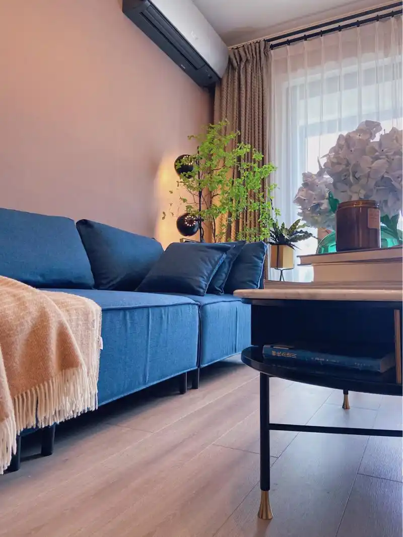 96夏天到了,客厅更换了全新的的雾霾蓝沙发套,居然就像换了一个新的