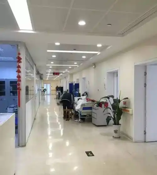 气温骤降苏城去市立医院看呼吸道疾病的人上升了30午休时的儿科门诊