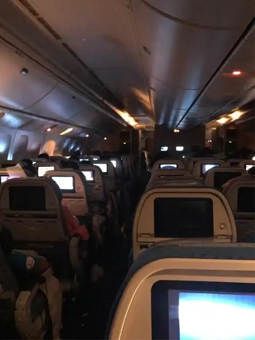 即使昏暗的机舱也使我们难以入睡.