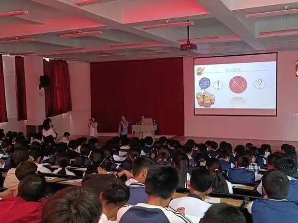 彩云中学预防校园欺凌专题讲座简报