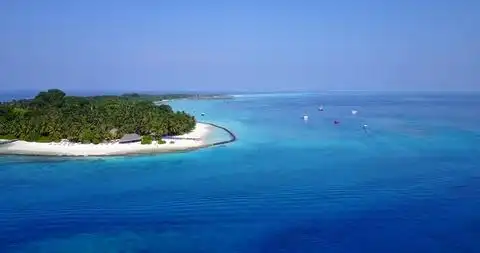 鸟瞰海景,美丽的海滩和热带棕榈岛正版超高清4k商用授权视频素材下载