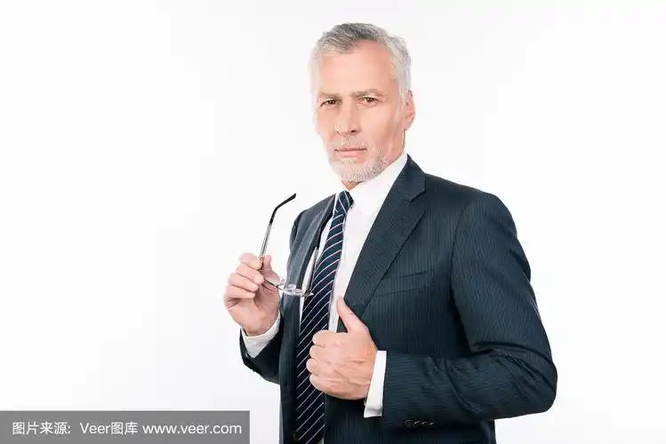 穿着西装的帅老头拿着眼镜,竖起大拇指