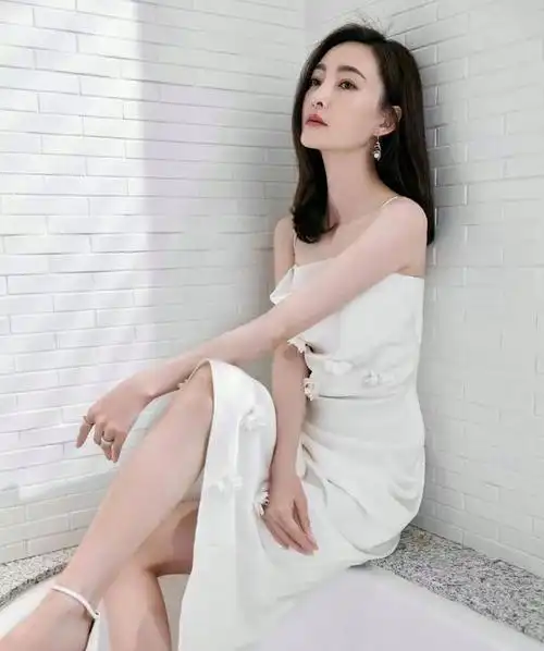 王丽坤白色吊带裙气质优雅美的心动