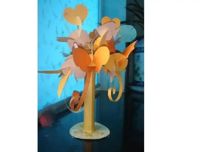 完成"自学任务单"规定的任务,认识纸片插接的技法,进行创意立体作品