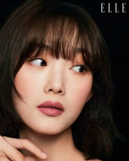 韩国女明星李瑜美w画报公开红唇短发精致干练