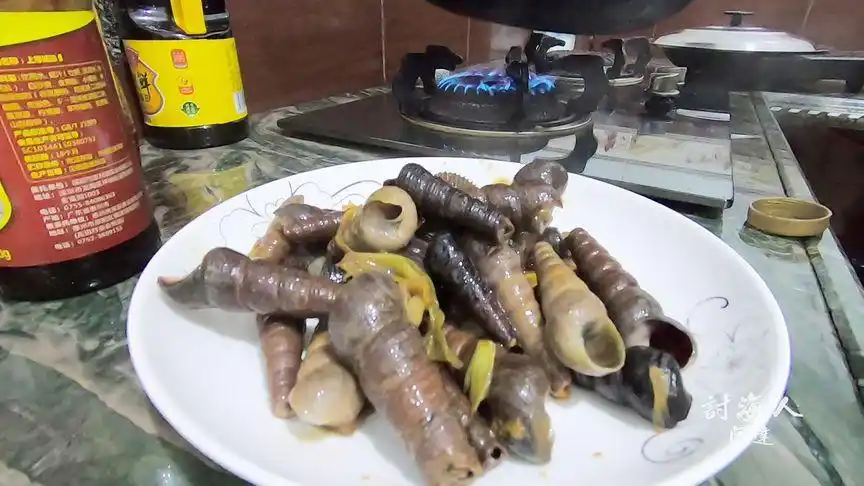 阿达赶海抓了123个大长螺,拿回家做成美食,六个人都吃不完