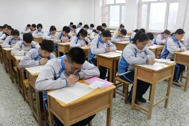 英语听力考场里,考生们安静聆听,仔细作答.