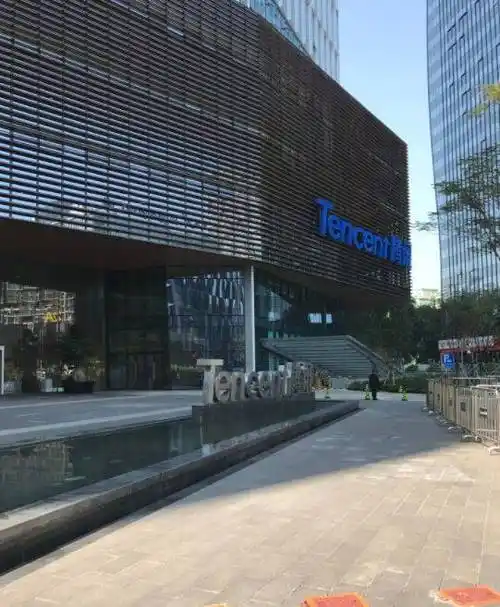 实拍腾讯公司新大厦的办公室,据说员工坐的椅子都是一万多的