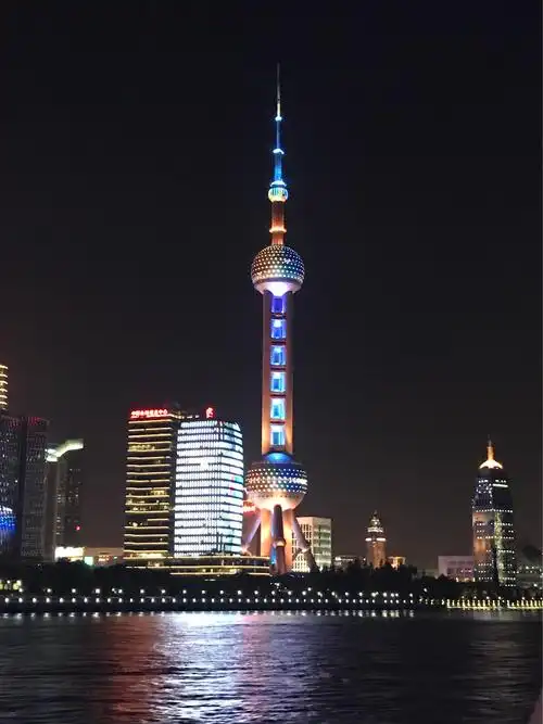 每到假期我就会收拾行李跟随爸爸妈妈出发,寻访各地名胜古迹,了解各地