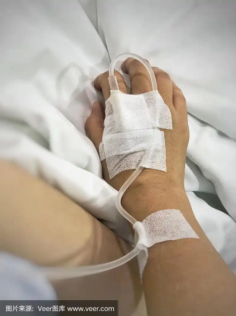 病人的手用静脉输液