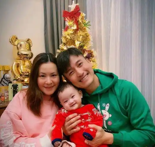 tvb小生陈山聪和妻子爬山享受健康约会 夫妻俩拍下甜蜜影子合照_儿子