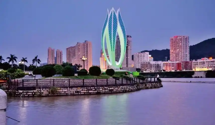 p>南安市区公园是位于福建省泉州市南安市的公园,著名景点观景阁楼.