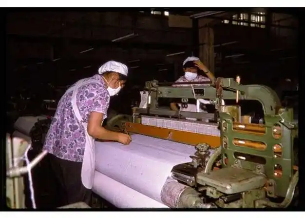 老照片1978年上海的纺织厂辛苦的纺织女工