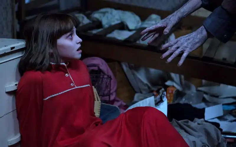 《招魂2》女孩行为怪异,大家以为恶作剧,结果被恶灵附体!