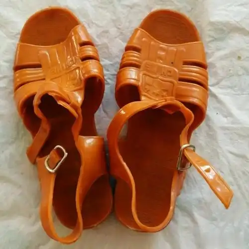 老凉鞋:如果你生于80年代 童年记忆里应该有一双塑料凉鞋