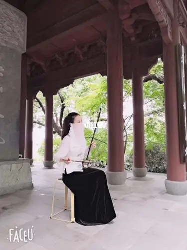 城隍阁拉二胡的小姐姐好漂亮_二胡_演奏_城隍阁景区自由行热门攻略